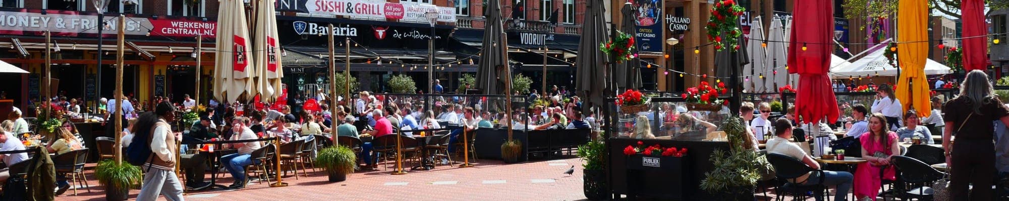 Drukke terrassen op het Stratumseind in het centrum van Eindhoven